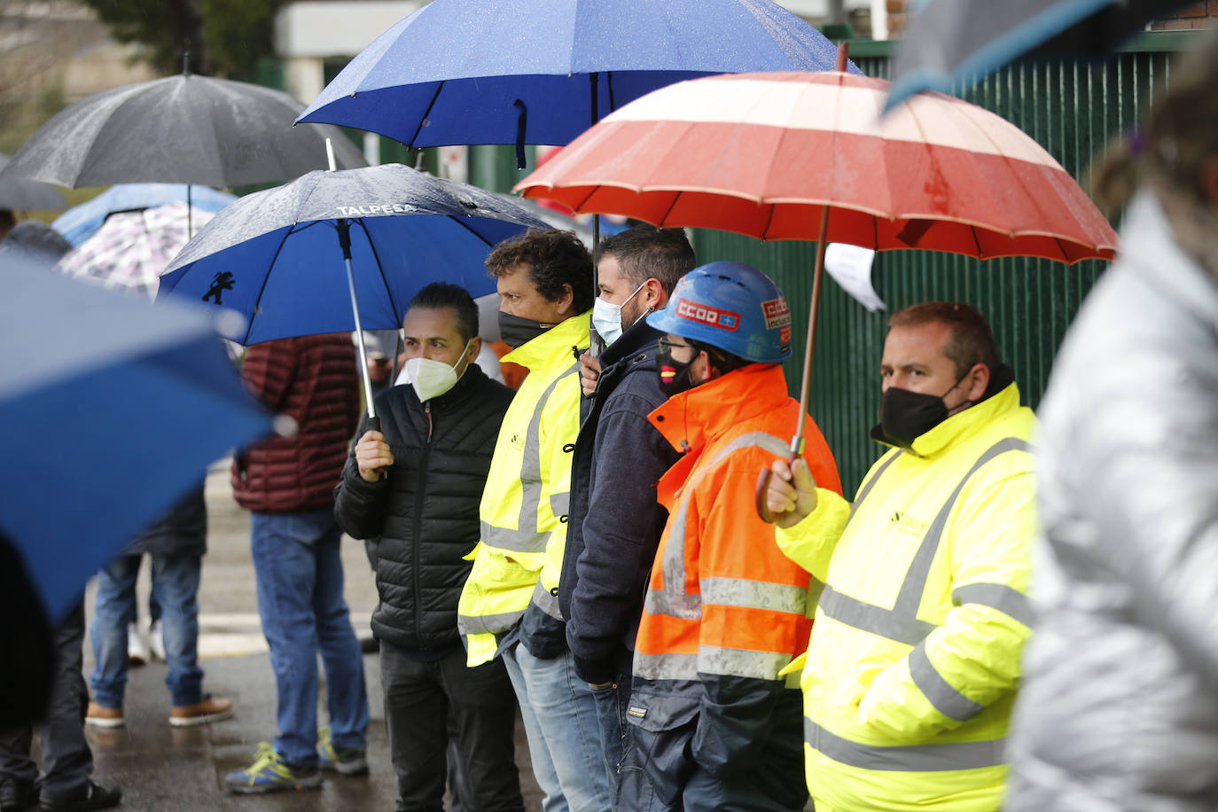 Más de un centenar de trabajadores se movilizaron a las puertas de la entrada en Sotiello de ArcelorMittal una vez que la compañía decretase ayer el cierre patronal en la acería de Gijón hasta que dure la conflictividad