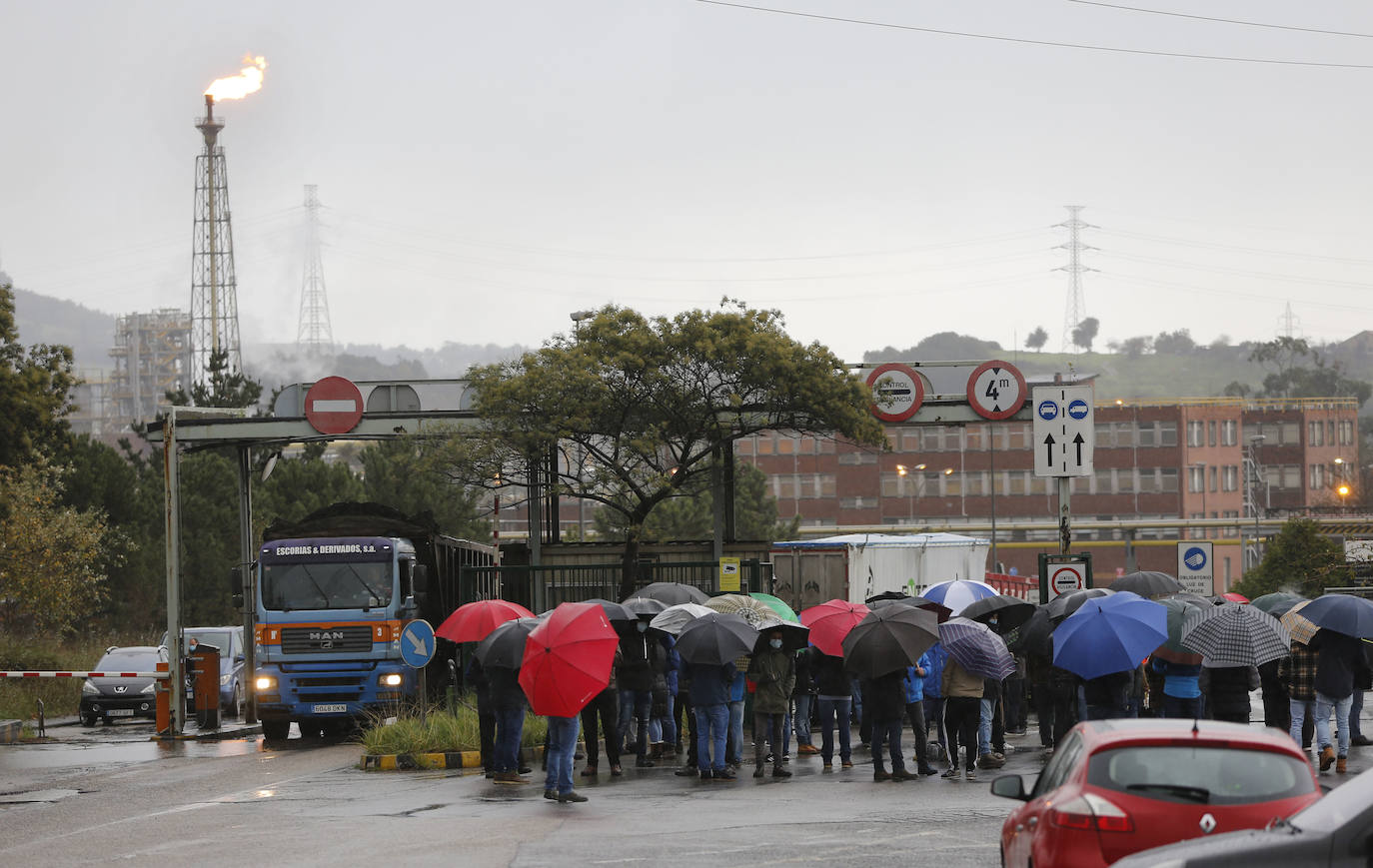 Más de un centenar de trabajadores se movilizaron a las puertas de la entrada en Sotiello de ArcelorMittal una vez que la compañía decretase ayer el cierre patronal en la acería de Gijón hasta que dure la conflictividad