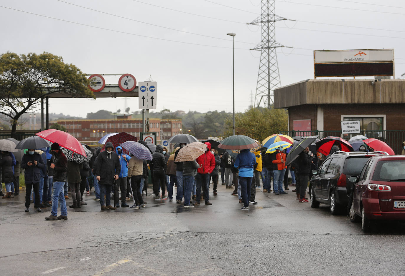 Más de un centenar de trabajadores se movilizaron a las puertas de la entrada en Sotiello de ArcelorMittal una vez que la compañía decretase ayer el cierre patronal en la acería de Gijón hasta que dure la conflictividad