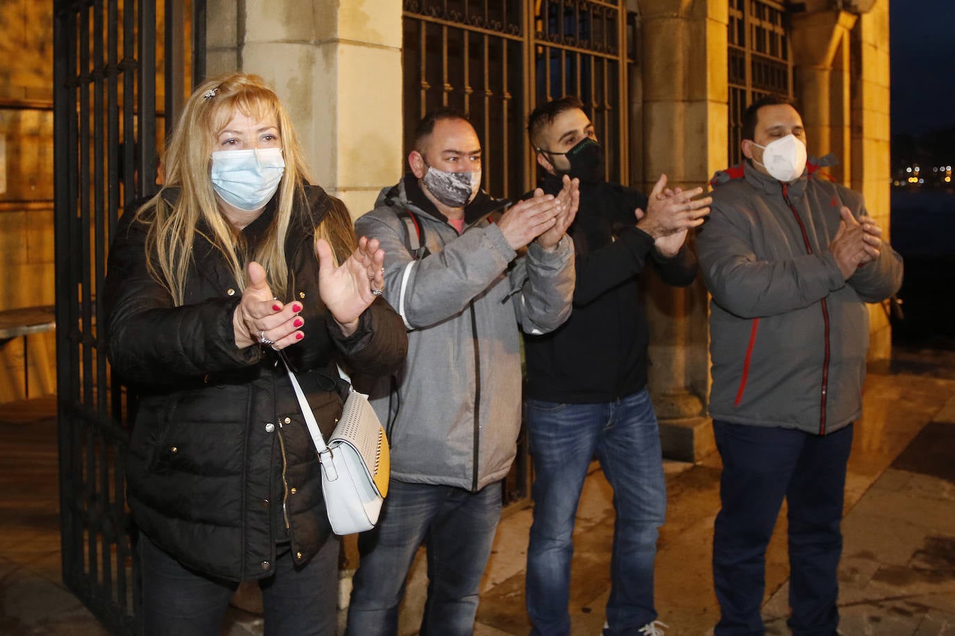 Cinco hosteleros comienzan su encierro en la iglesia de San Pedro. «Estaremos aquí hasta que nos den una respuesta. Tienen que ayudarnos, hay gente que ya no tiene para comer», afirmaron antes de entrar en la iglesia