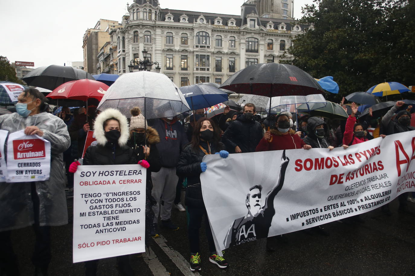 Trabajadores del sector de la hostelería de Gijón y de Oviedo se han manifestado este viernes en sus respectivas ciudades para reclamar nuevas compensaciones si continúa el cierre de sus negocios durante el mes de diciembre. Según ha declarado la asociación Otea en Oviedo, el paquete económico ofrecido hasta ahora por el Gobierno regional, de casi 20 millones de euros, «no vale para salvar al sector. Alguien está haciendo mal los números». Paralelamente, la asociación Hosteleros Con Conciencia ha exigido en Gijón que se «apoye a un sector en ruina», que «está cobrando solo el 50 y hasta el 40% de las prestaciones». 