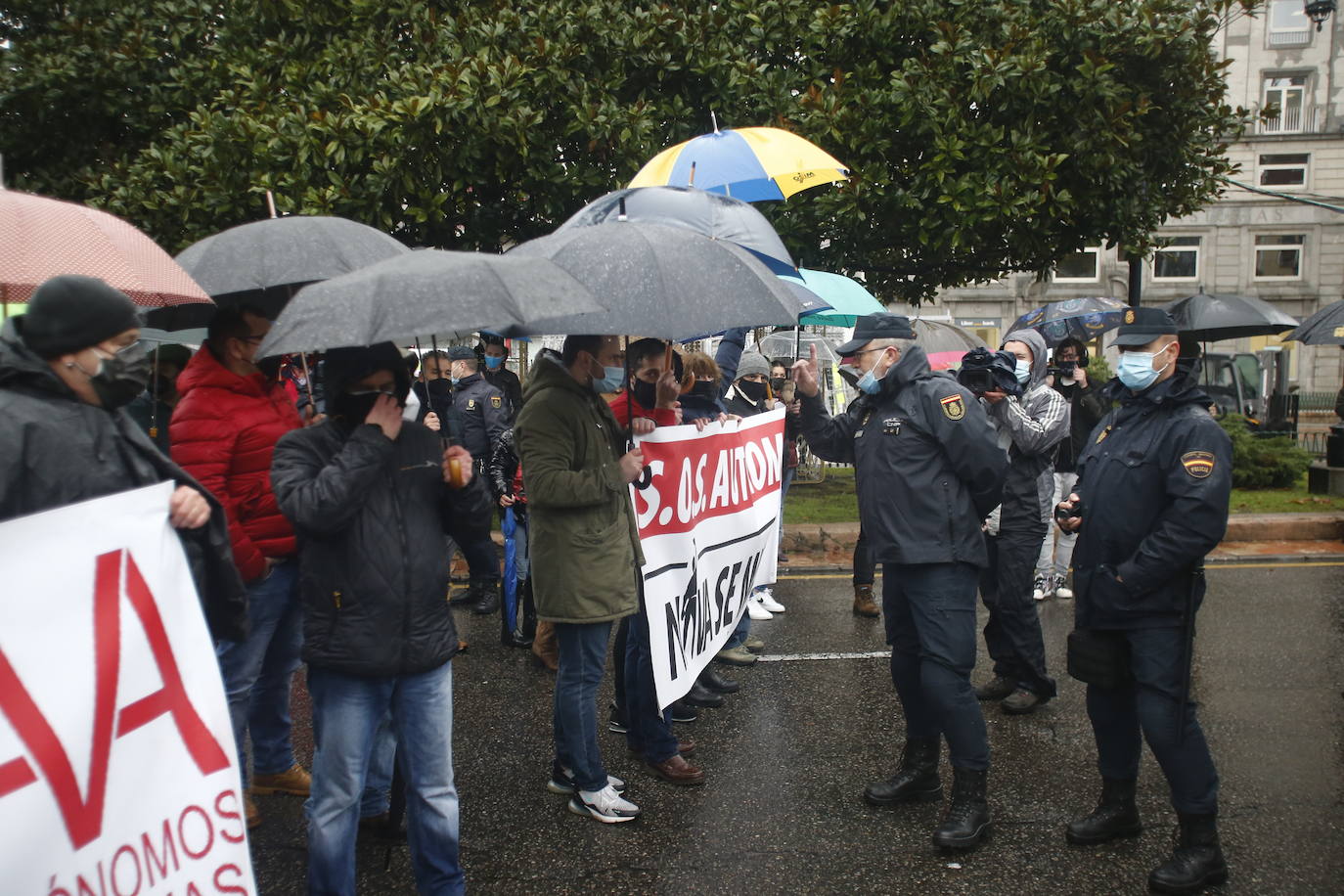 Trabajadores del sector de la hostelería de Gijón y de Oviedo se han manifestado este viernes en sus respectivas ciudades para reclamar nuevas compensaciones si continúa el cierre de sus negocios durante el mes de diciembre. Según ha declarado la asociación Otea en Oviedo, el paquete económico ofrecido hasta ahora por el Gobierno regional, de casi 20 millones de euros, «no vale para salvar al sector. Alguien está haciendo mal los números». Paralelamente, la asociación Hosteleros Con Conciencia ha exigido en Gijón que se «apoye a un sector en ruina», que «está cobrando solo el 50 y hasta el 40% de las prestaciones». 