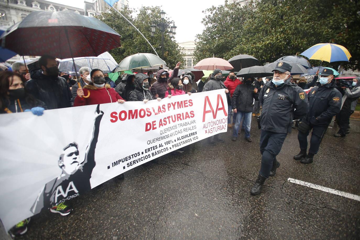 Trabajadores del sector de la hostelería de Gijón y de Oviedo se han manifestado este viernes en sus respectivas ciudades para reclamar nuevas compensaciones si continúa el cierre de sus negocios durante el mes de diciembre. Según ha declarado la asociación Otea en Oviedo, el paquete económico ofrecido hasta ahora por el Gobierno regional, de casi 20 millones de euros, «no vale para salvar al sector. Alguien está haciendo mal los números». Paralelamente, la asociación Hosteleros Con Conciencia ha exigido en Gijón que se «apoye a un sector en ruina», que «está cobrando solo el 50 y hasta el 40% de las prestaciones». 