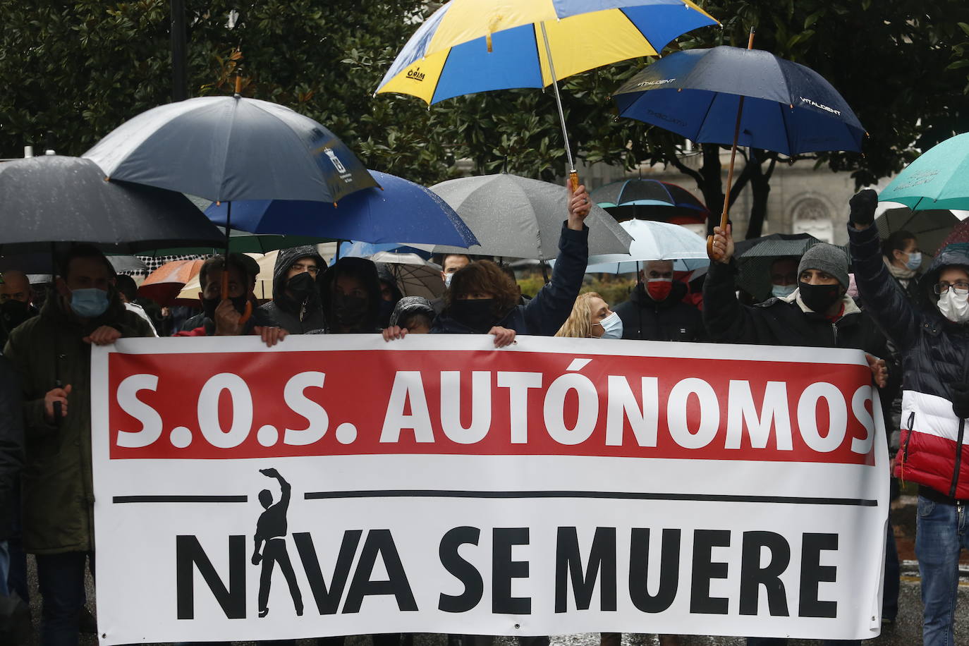 Trabajadores del sector de la hostelería de Gijón y de Oviedo se han manifestado este viernes en sus respectivas ciudades para reclamar nuevas compensaciones si continúa el cierre de sus negocios durante el mes de diciembre. Según ha declarado la asociación Otea en Oviedo, el paquete económico ofrecido hasta ahora por el Gobierno regional, de casi 20 millones de euros, «no vale para salvar al sector. Alguien está haciendo mal los números». Paralelamente, la asociación Hosteleros Con Conciencia ha exigido en Gijón que se «apoye a un sector en ruina», que «está cobrando solo el 50 y hasta el 40% de las prestaciones». 