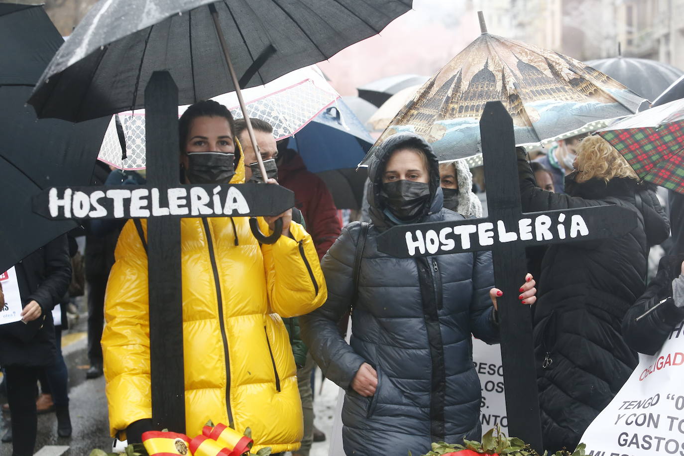 Trabajadores del sector de la hostelería de Gijón y de Oviedo se han manifestado este viernes en sus respectivas ciudades para reclamar nuevas compensaciones si continúa el cierre de sus negocios durante el mes de diciembre. Según ha declarado la asociación Otea en Oviedo, el paquete económico ofrecido hasta ahora por el Gobierno regional, de casi 20 millones de euros, «no vale para salvar al sector. Alguien está haciendo mal los números». Paralelamente, la asociación Hosteleros Con Conciencia ha exigido en Gijón que se «apoye a un sector en ruina», que «está cobrando solo el 50 y hasta el 40% de las prestaciones». 