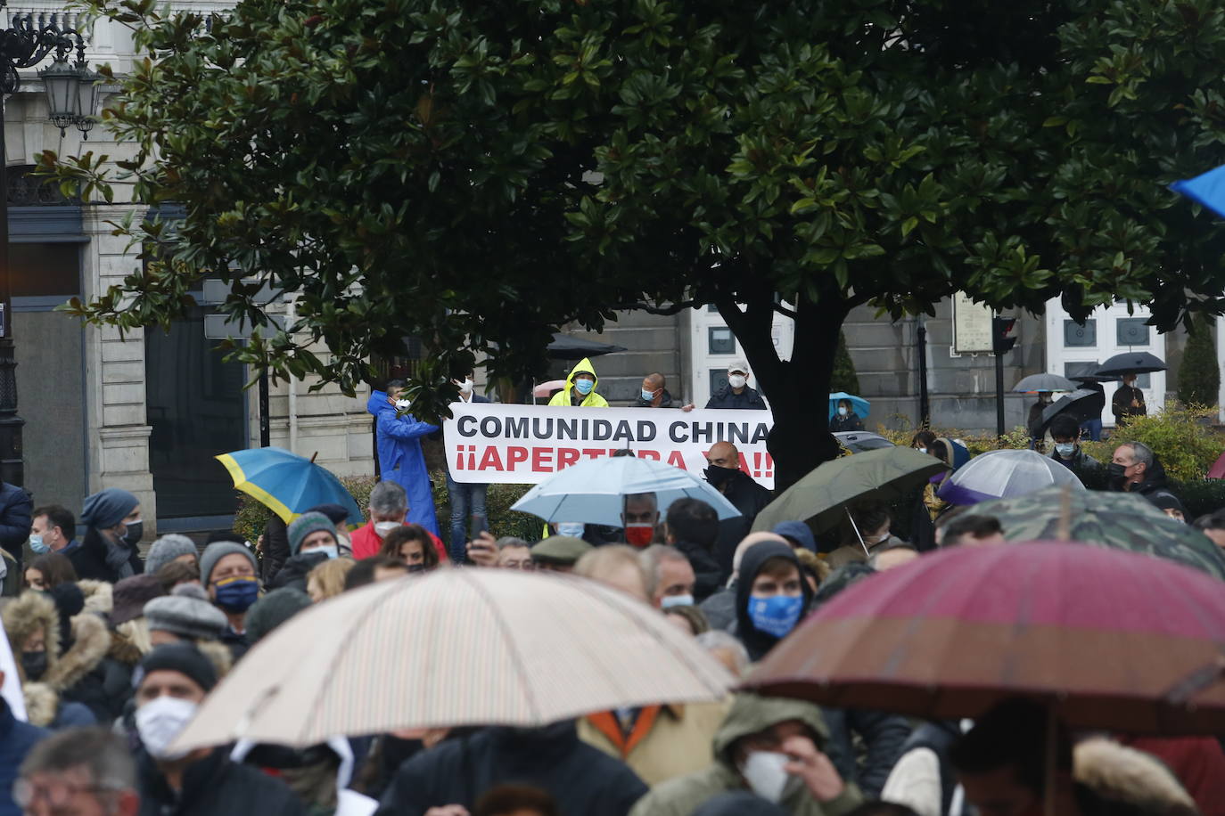 Trabajadores del sector de la hostelería de Gijón y de Oviedo se han manifestado este viernes en sus respectivas ciudades para reclamar nuevas compensaciones si continúa el cierre de sus negocios durante el mes de diciembre. Según ha declarado la asociación Otea en Oviedo, el paquete económico ofrecido hasta ahora por el Gobierno regional, de casi 20 millones de euros, «no vale para salvar al sector. Alguien está haciendo mal los números». Paralelamente, la asociación Hosteleros Con Conciencia ha exigido en Gijón que se «apoye a un sector en ruina», que «está cobrando solo el 50 y hasta el 40% de las prestaciones». 