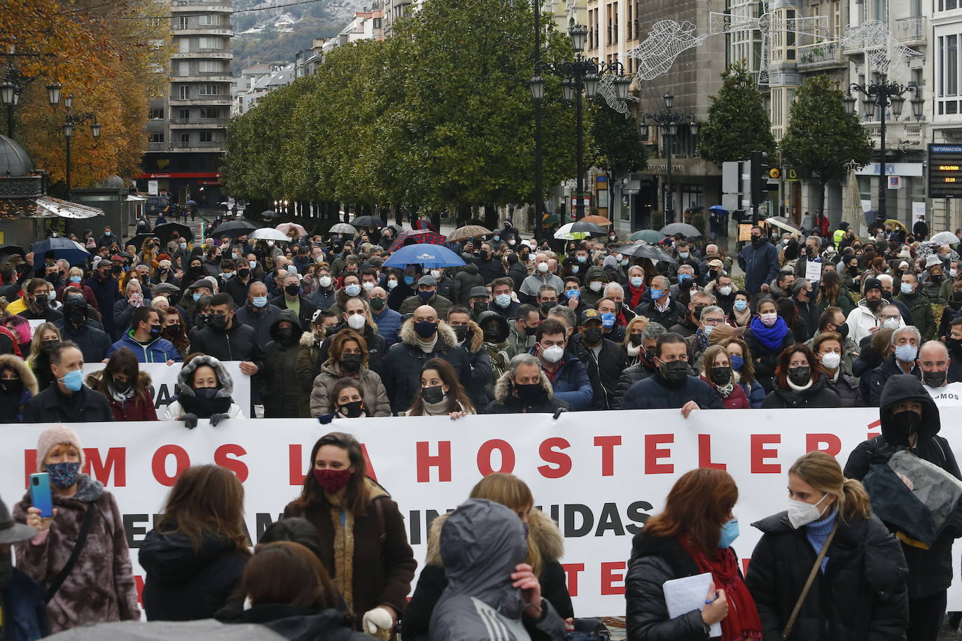 Trabajadores del sector de la hostelería de Gijón y de Oviedo se han manifestado este viernes en sus respectivas ciudades para reclamar nuevas compensaciones si continúa el cierre de sus negocios durante el mes de diciembre. Según ha declarado la asociación Otea en Oviedo, el paquete económico ofrecido hasta ahora por el Gobierno regional, de casi 20 millones de euros, «no vale para salvar al sector. Alguien está haciendo mal los números». Paralelamente, la asociación Hosteleros Con Conciencia ha exigido en Gijón que se «apoye a un sector en ruina», que «está cobrando solo el 50 y hasta el 40% de las prestaciones». 