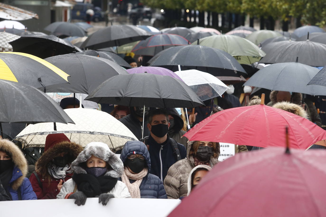 Trabajadores del sector de la hostelería de Gijón y de Oviedo se han manifestado este viernes en sus respectivas ciudades para reclamar nuevas compensaciones si continúa el cierre de sus negocios durante el mes de diciembre. Según ha declarado la asociación Otea en Oviedo, el paquete económico ofrecido hasta ahora por el Gobierno regional, de casi 20 millones de euros, «no vale para salvar al sector. Alguien está haciendo mal los números». Paralelamente, la asociación Hosteleros Con Conciencia ha exigido en Gijón que se «apoye a un sector en ruina», que «está cobrando solo el 50 y hasta el 40% de las prestaciones». 