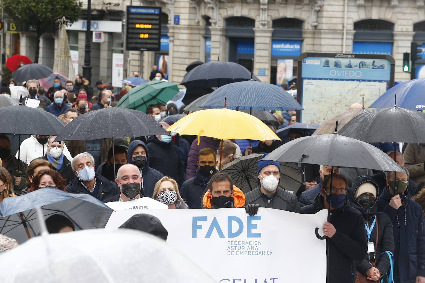 Trabajadores del sector de la hostelería de Gijón y de Oviedo se han manifestado este viernes en sus respectivas ciudades para reclamar nuevas compensaciones si continúa el cierre de sus negocios durante el mes de diciembre. Según ha declarado la asociación Otea en Oviedo, el paquete económico ofrecido hasta ahora por el Gobierno regional, de casi 20 millones de euros, «no vale para salvar al sector. Alguien está haciendo mal los números». Paralelamente, la asociación Hosteleros Con Conciencia ha exigido en Gijón que se «apoye a un sector en ruina», que «está cobrando solo el 50 y hasta el 40% de las prestaciones». 