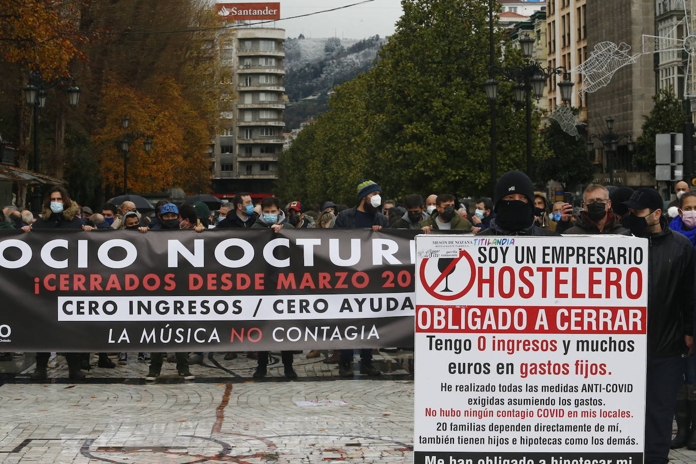 Trabajadores del sector de la hostelería de Gijón y de Oviedo se han manifestado este viernes en sus respectivas ciudades para reclamar nuevas compensaciones si continúa el cierre de sus negocios durante el mes de diciembre. Según ha declarado la asociación Otea en Oviedo, el paquete económico ofrecido hasta ahora por el Gobierno regional, de casi 20 millones de euros, «no vale para salvar al sector. Alguien está haciendo mal los números». Paralelamente, la asociación Hosteleros Con Conciencia ha exigido en Gijón que se «apoye a un sector en ruina», que «está cobrando solo el 50 y hasta el 40% de las prestaciones». 