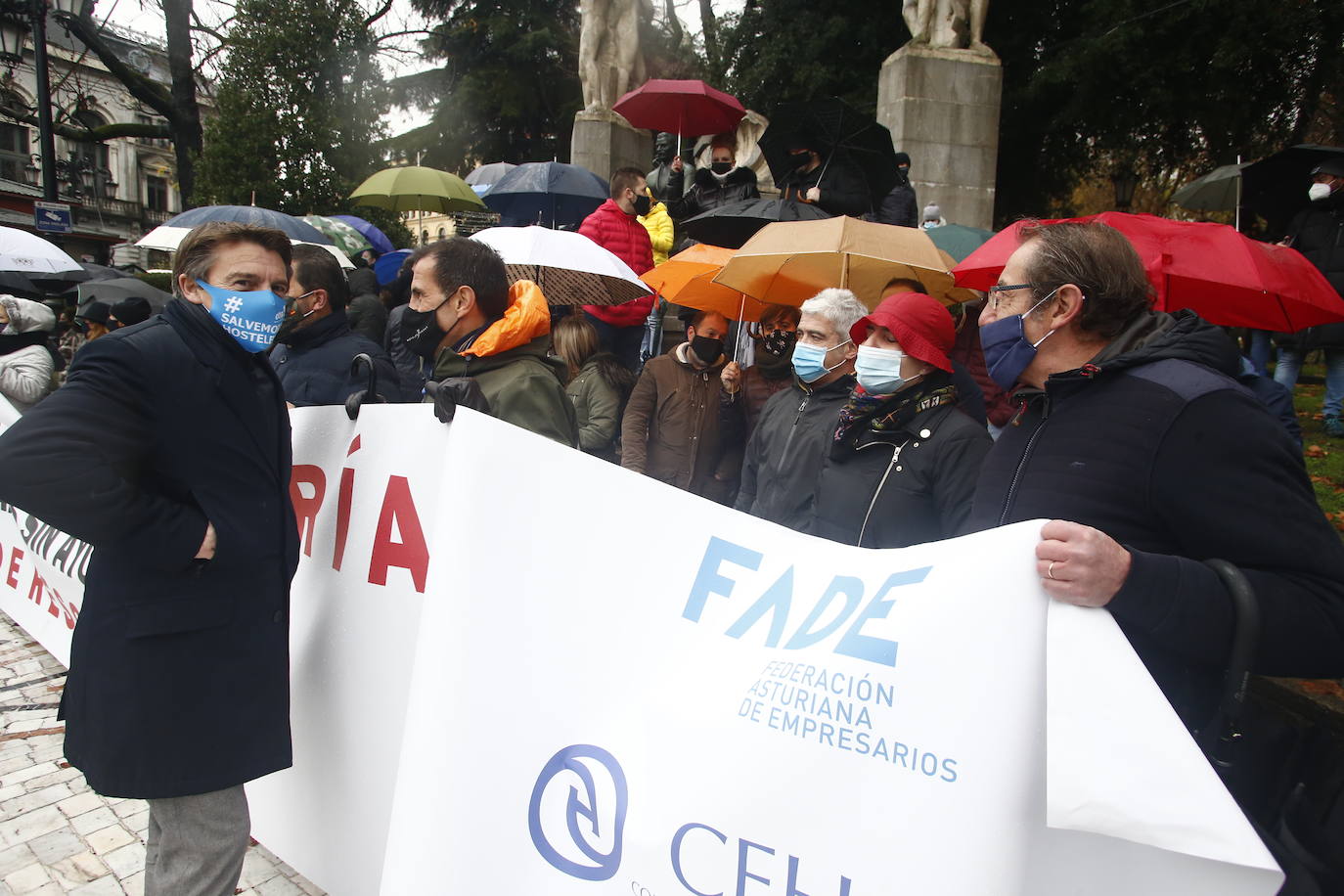 Trabajadores del sector de la hostelería de Gijón y de Oviedo se han manifestado este viernes en sus respectivas ciudades para reclamar nuevas compensaciones si continúa el cierre de sus negocios durante el mes de diciembre. Según ha declarado la asociación Otea en Oviedo, el paquete económico ofrecido hasta ahora por el Gobierno regional, de casi 20 millones de euros, «no vale para salvar al sector. Alguien está haciendo mal los números». Paralelamente, la asociación Hosteleros Con Conciencia ha exigido en Gijón que se «apoye a un sector en ruina», que «está cobrando solo el 50 y hasta el 40% de las prestaciones». 