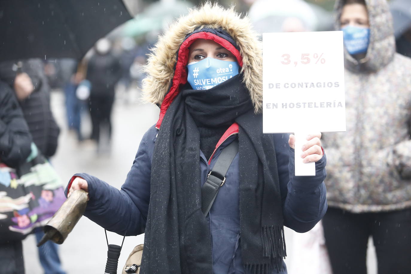 Trabajadores del sector de la hostelería de Gijón y de Oviedo se han manifestado este viernes en sus respectivas ciudades para reclamar nuevas compensaciones si continúa el cierre de sus negocios durante el mes de diciembre. Según ha declarado la asociación Otea en Oviedo, el paquete económico ofrecido hasta ahora por el Gobierno regional, de casi 20 millones de euros, «no vale para salvar al sector. Alguien está haciendo mal los números». Paralelamente, la asociación Hosteleros Con Conciencia ha exigido en Gijón que se «apoye a un sector en ruina», que «está cobrando solo el 50 y hasta el 40% de las prestaciones». 