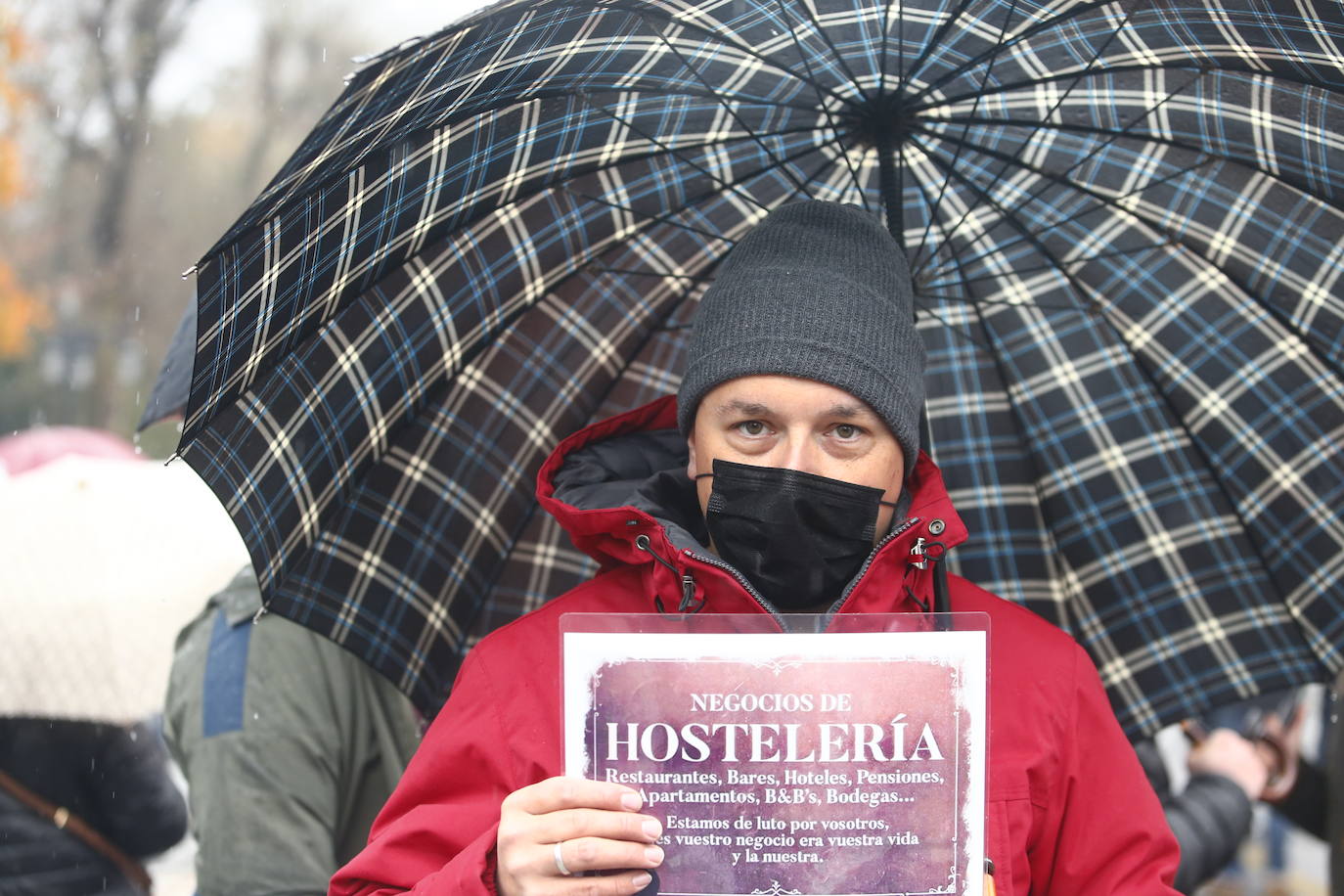 Trabajadores del sector de la hostelería de Gijón y de Oviedo se han manifestado este viernes en sus respectivas ciudades para reclamar nuevas compensaciones si continúa el cierre de sus negocios durante el mes de diciembre. Según ha declarado la asociación Otea en Oviedo, el paquete económico ofrecido hasta ahora por el Gobierno regional, de casi 20 millones de euros, «no vale para salvar al sector. Alguien está haciendo mal los números». Paralelamente, la asociación Hosteleros Con Conciencia ha exigido en Gijón que se «apoye a un sector en ruina», que «está cobrando solo el 50 y hasta el 40% de las prestaciones». 