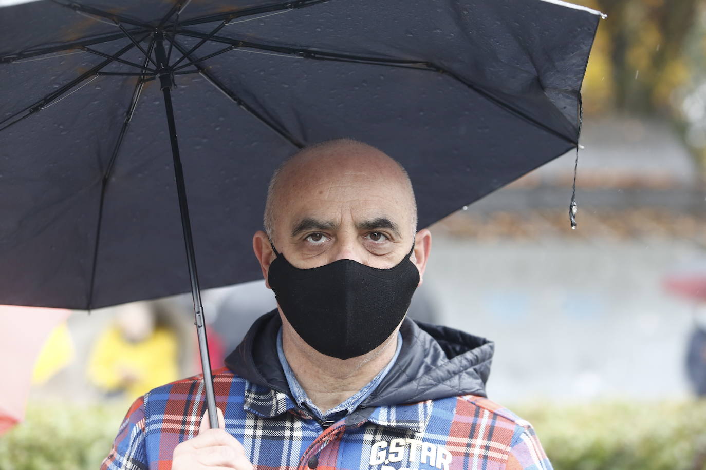 Trabajadores del sector de la hostelería de Gijón y de Oviedo se han manifestado este viernes en sus respectivas ciudades para reclamar nuevas compensaciones si continúa el cierre de sus negocios durante el mes de diciembre. Según ha declarado la asociación Otea en Oviedo, el paquete económico ofrecido hasta ahora por el Gobierno regional, de casi 20 millones de euros, «no vale para salvar al sector. Alguien está haciendo mal los números». Paralelamente, la asociación Hosteleros Con Conciencia ha exigido en Gijón que se «apoye a un sector en ruina», que «está cobrando solo el 50 y hasta el 40% de las prestaciones». 