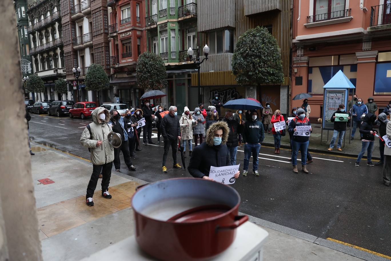 Trabajadores del sector de la hostelería de Gijón y de Oviedo se han manifestado este viernes en sus respectivas ciudades para reclamar nuevas compensaciones si continúa el cierre de sus negocios durante el mes de diciembre. Según ha declarado la asociación Otea en Oviedo, el paquete económico ofrecido hasta ahora por el Gobierno regional, de casi 20 millones de euros, «no vale para salvar al sector. Alguien está haciendo mal los números». Paralelamente, la asociación Hosteleros Con Conciencia ha exigido en Gijón que se «apoye a un sector en ruina», que «está cobrando solo el 50 y hasta el 40% de las prestaciones». 