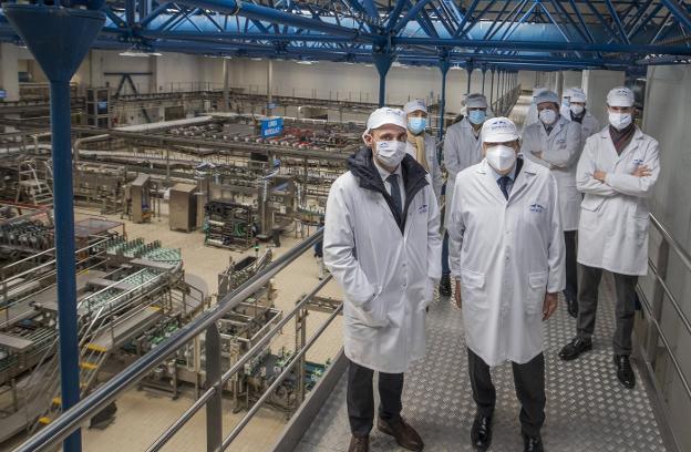 Alberto Álvarez y Luis Planas, en la planta envasadora de la Central Lechera Asturiana. 