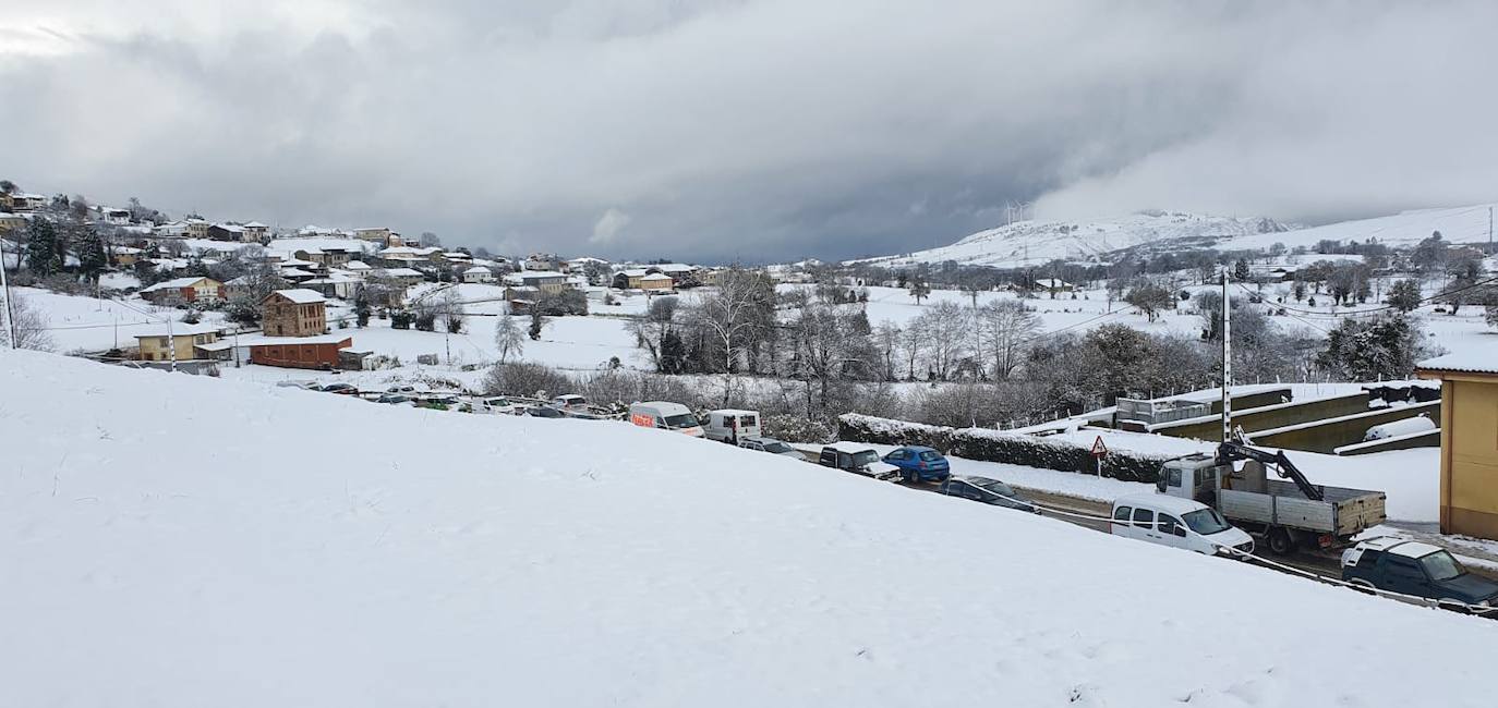 La región mantiene la alerta ante las fuertes rachas de viento y el riesgo de grandes nevadas y oleaje.