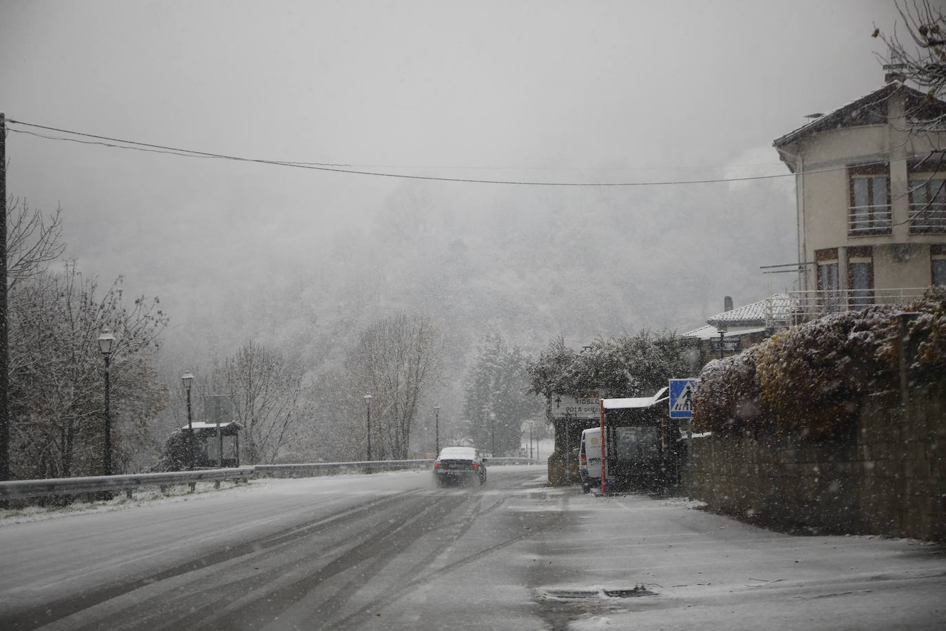 La región mantiene la alerta ante las fuertes rachas de viento y el riesgo de grandes nevadas y oleaje.