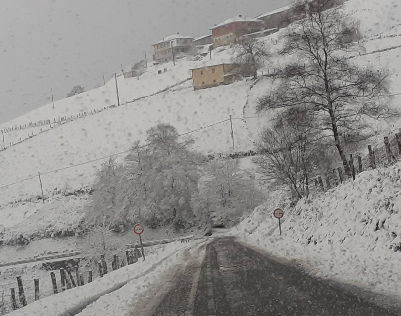 La región mantiene la alerta ante las fuertes rachas de viento y el riesgo de grandes nevadas y oleaje.