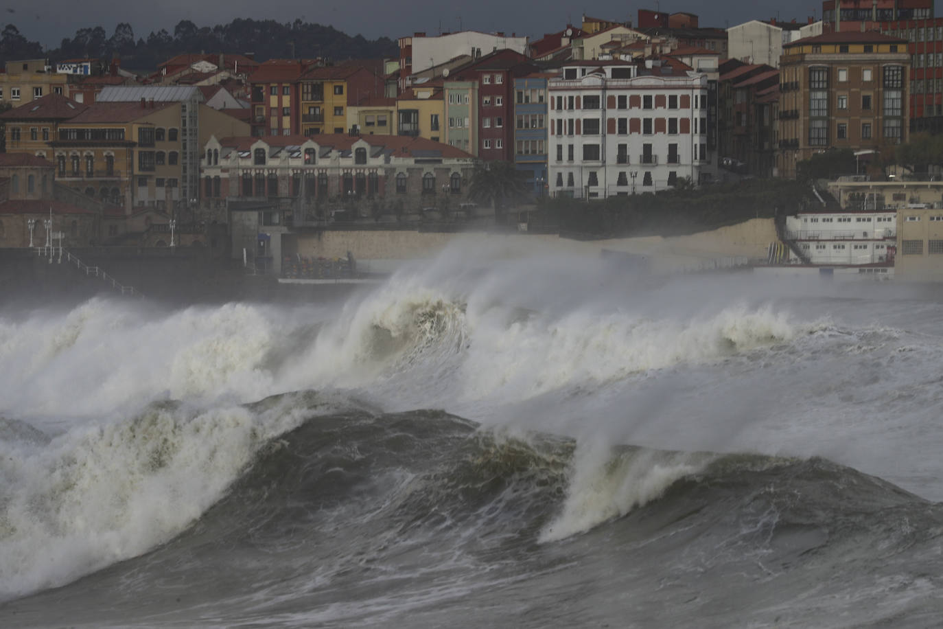 La región mantiene la alerta ante las fuertes rachas de viento y el riesgo de grandes nevadas y oleaje.