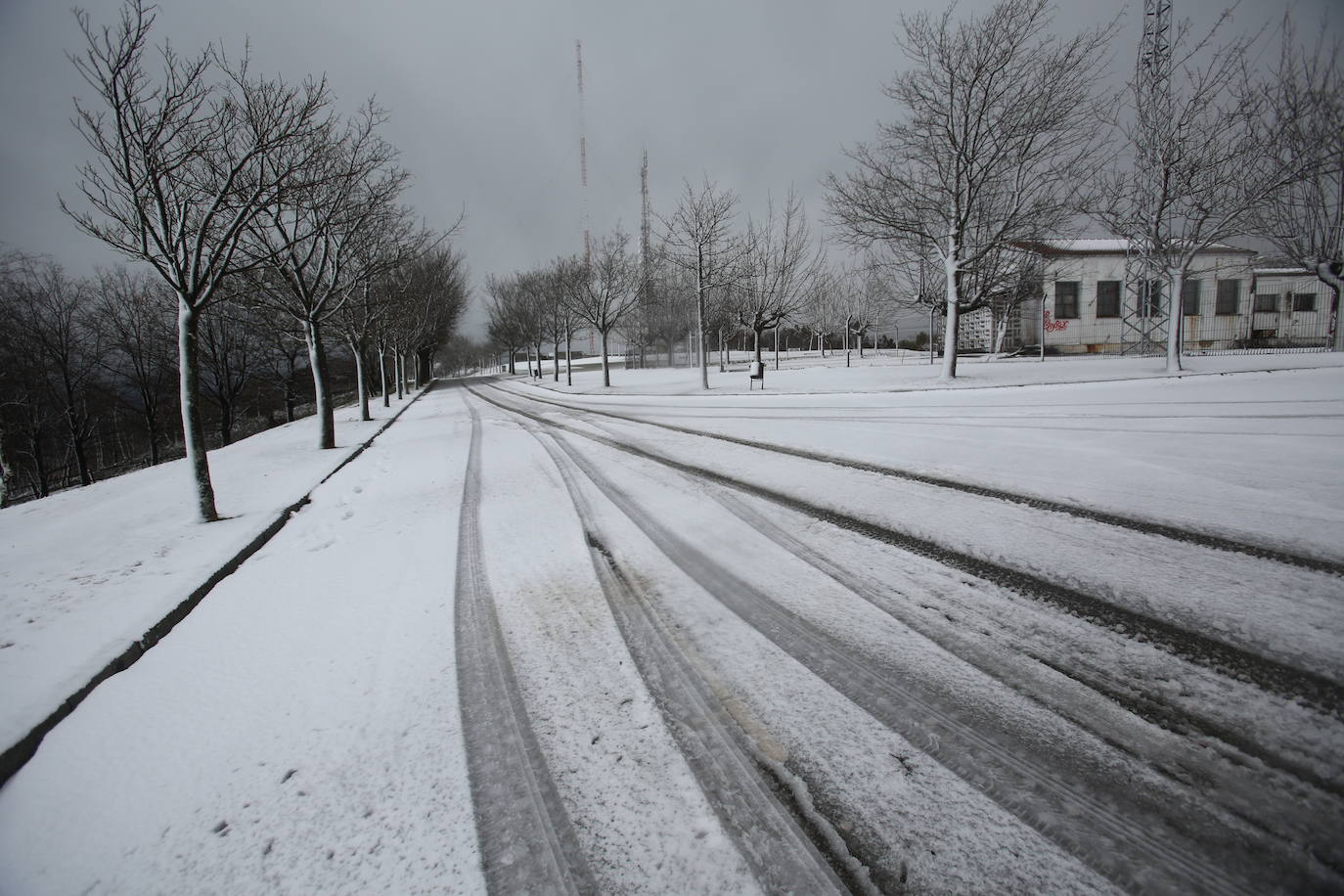 La región mantiene la alerta ante las fuertes rachas de viento y el riesgo de grandes nevadas y oleaje.