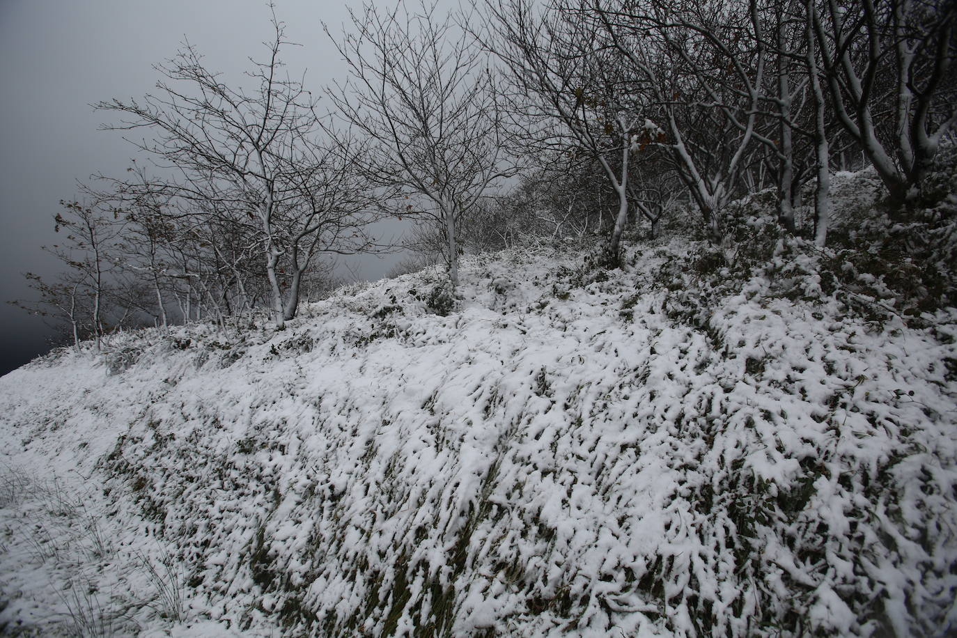 La región mantiene la alerta ante las fuertes rachas de viento y el riesgo de grandes nevadas y oleaje.