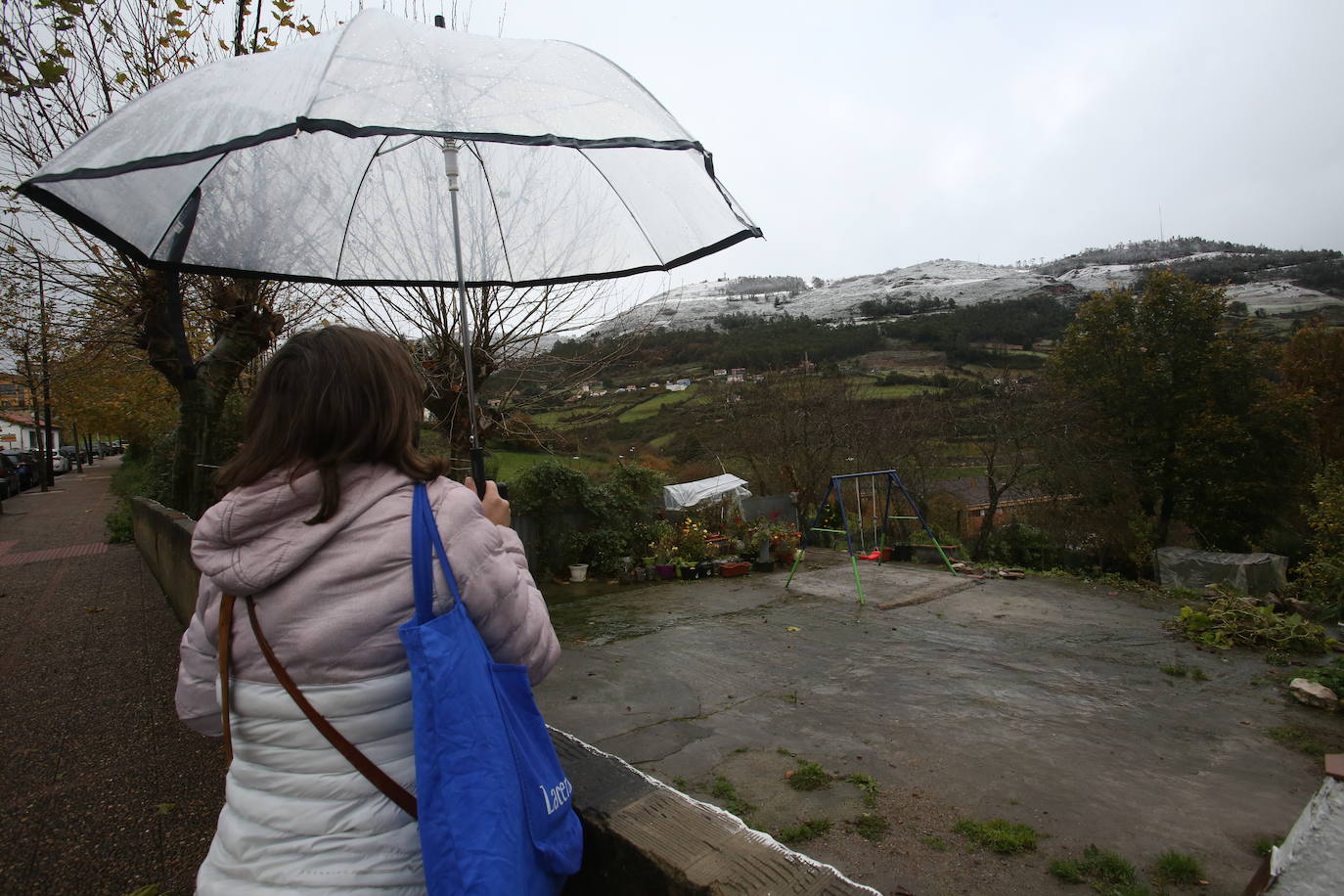 La región mantiene la alerta ante las fuertes rachas de viento y el riesgo de grandes nevadas y oleaje.