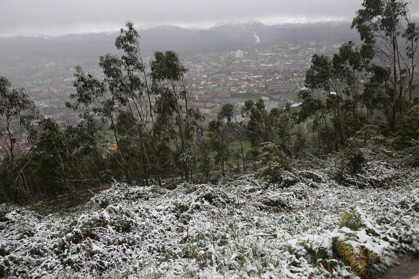 La región mantiene la alerta ante las fuertes rachas de viento y el riesgo de grandes nevadas y oleaje.