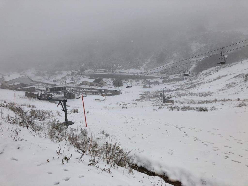 La región mantiene la alerta ante las fuertes rachas de viento y el riesgo de grandes nevadas y oleaje.