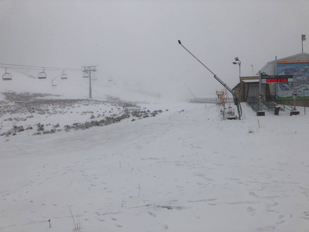 La región mantiene la alerta ante las fuertes rachas de viento y el riesgo de grandes nevadas y oleaje.