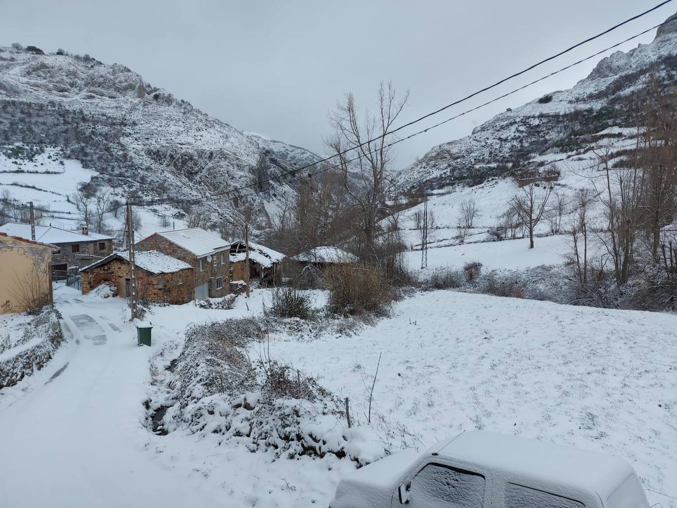 La región mantiene la alerta ante las fuertes rachas de viento y el riesgo de grandes nevadas y oleaje.