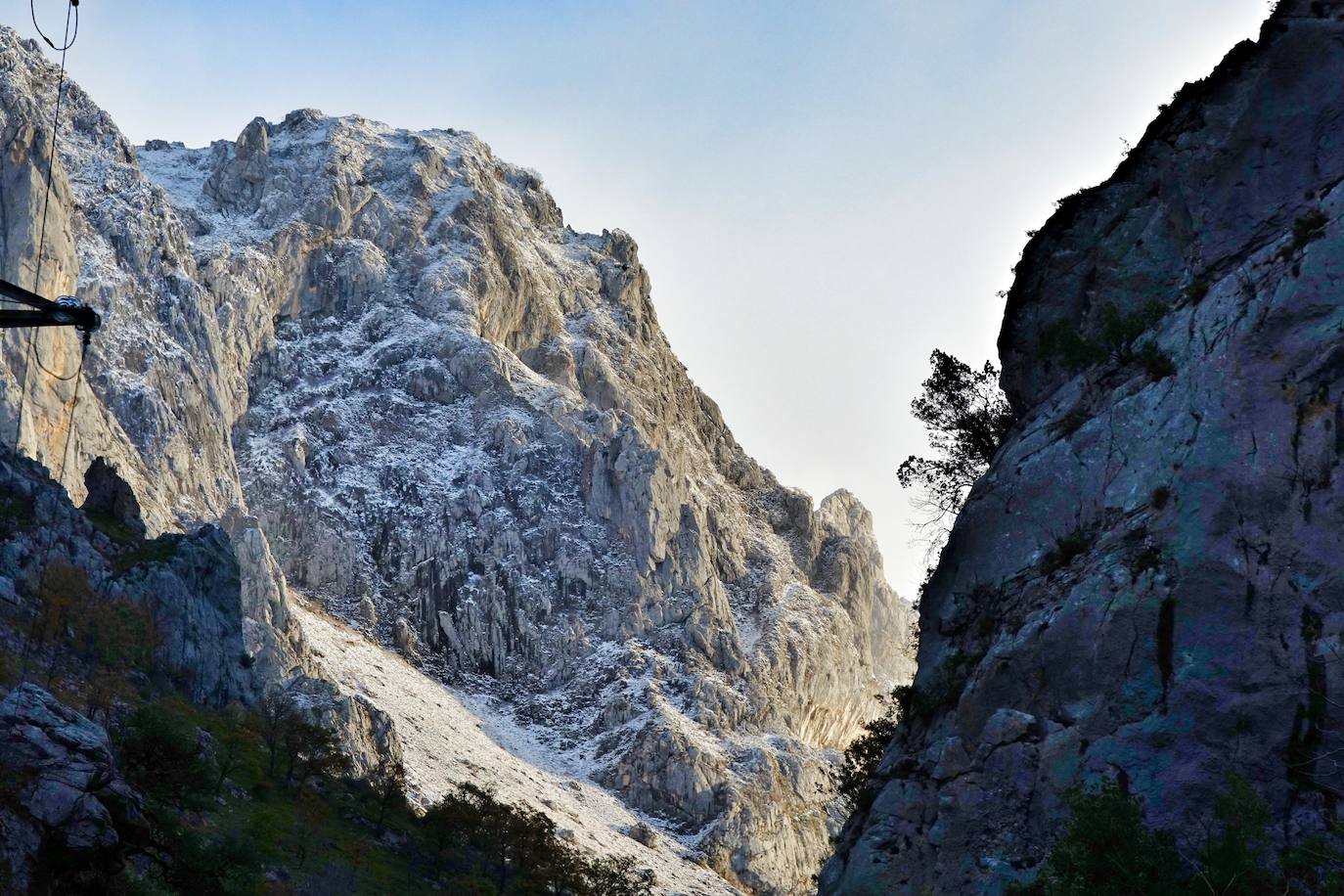 La región mantiene la alerta ante las fuertes rachas de viento y el riesgo de grandes nevadas y oleaje.