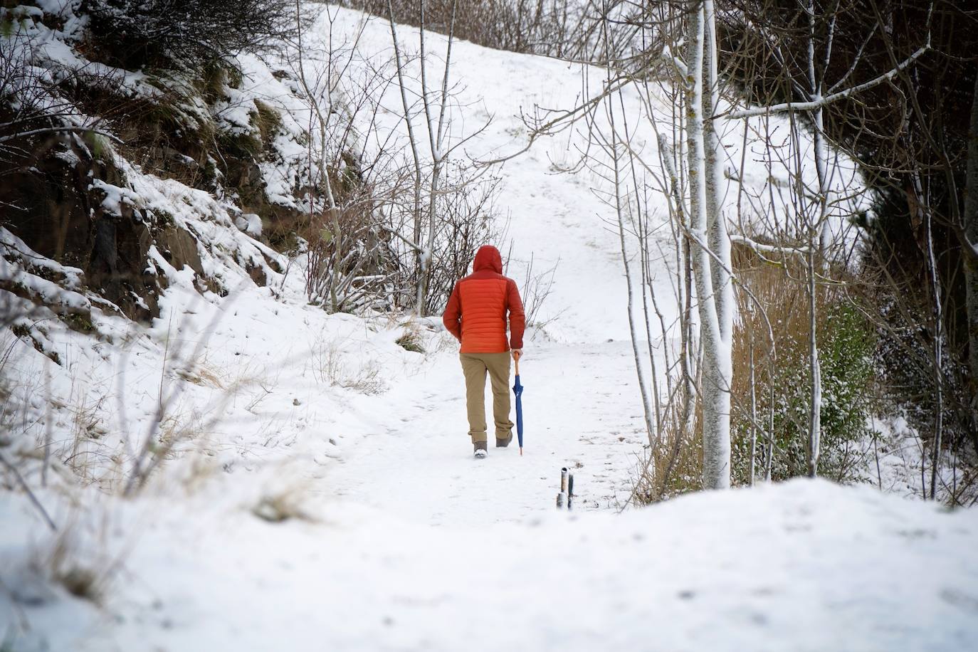 La región mantiene la alerta ante las fuertes rachas de viento y el riesgo de grandes nevadas y oleaje.