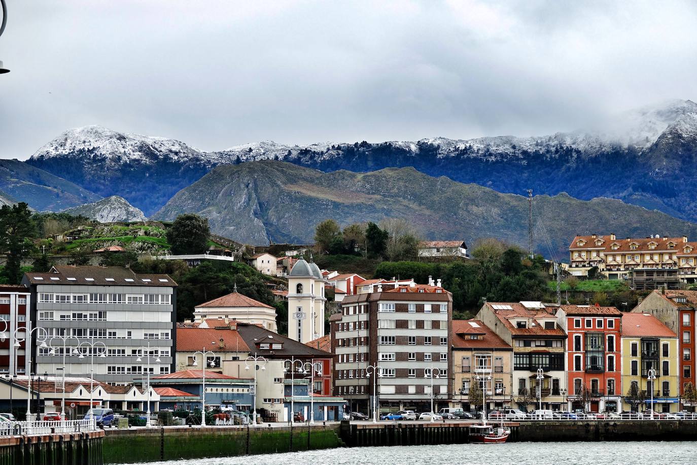 La región mantiene la alerta ante las fuertes rachas de viento y el riesgo de grandes nevadas y oleaje.