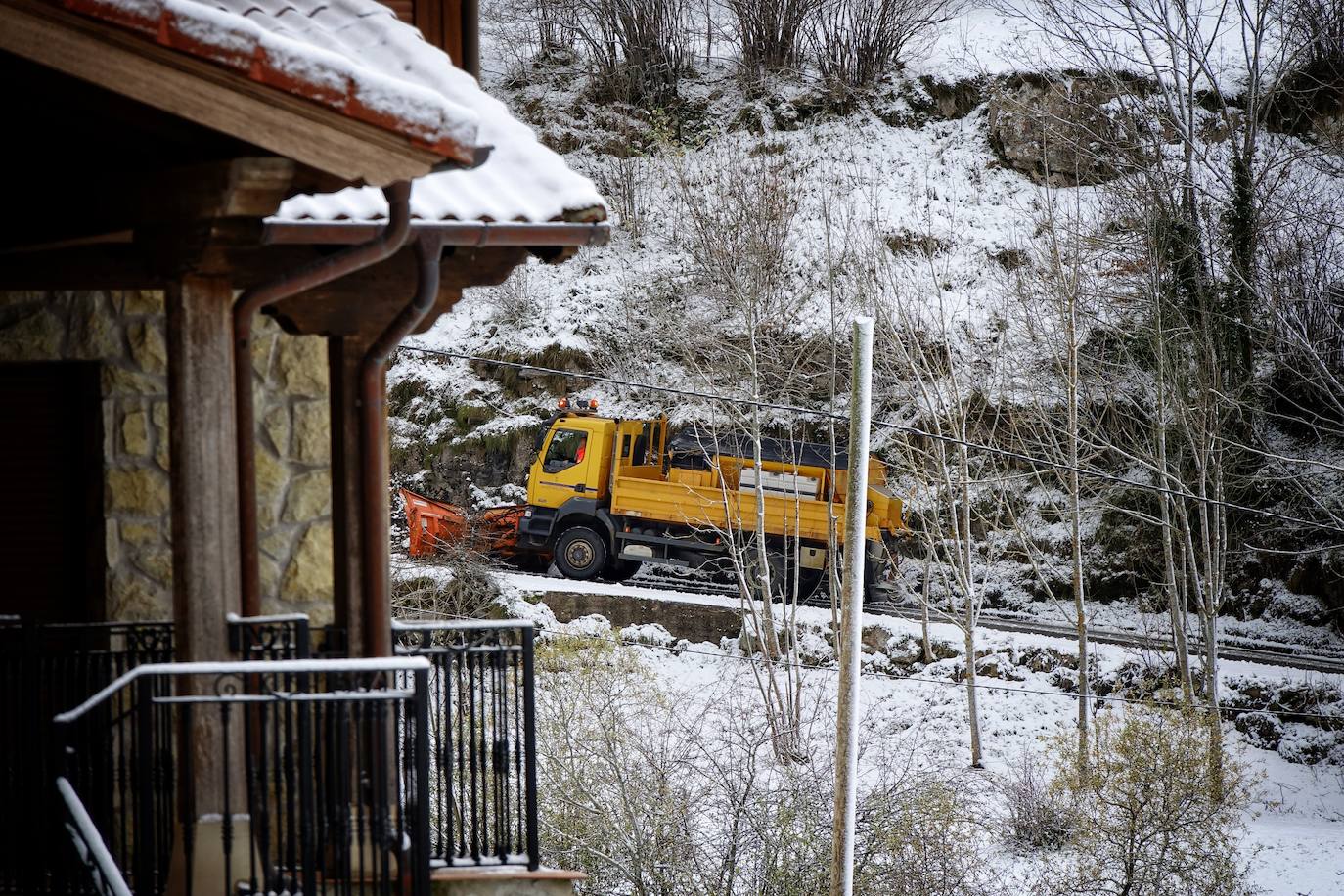 La región mantiene la alerta ante las fuertes rachas de viento y el riesgo de grandes nevadas y oleaje.