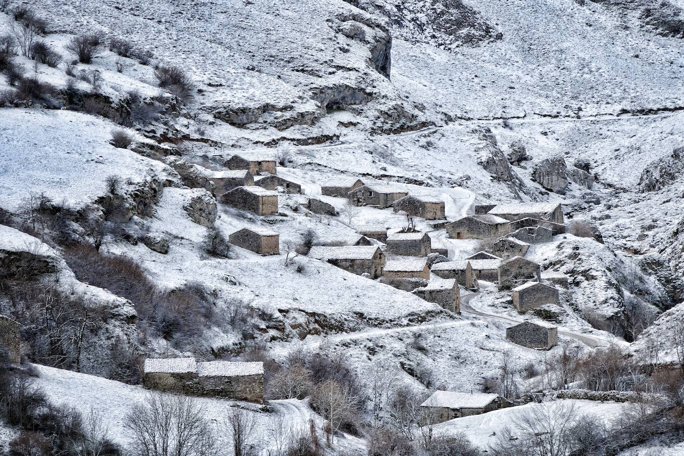 La región mantiene la alerta ante las fuertes rachas de viento y el riesgo de grandes nevadas y oleaje. Las rachas de viento alcanzaron los 131 kilómetros por hora en Leitariegos, y la boya del puerto de Gijón registró una ola de 8,43 metros