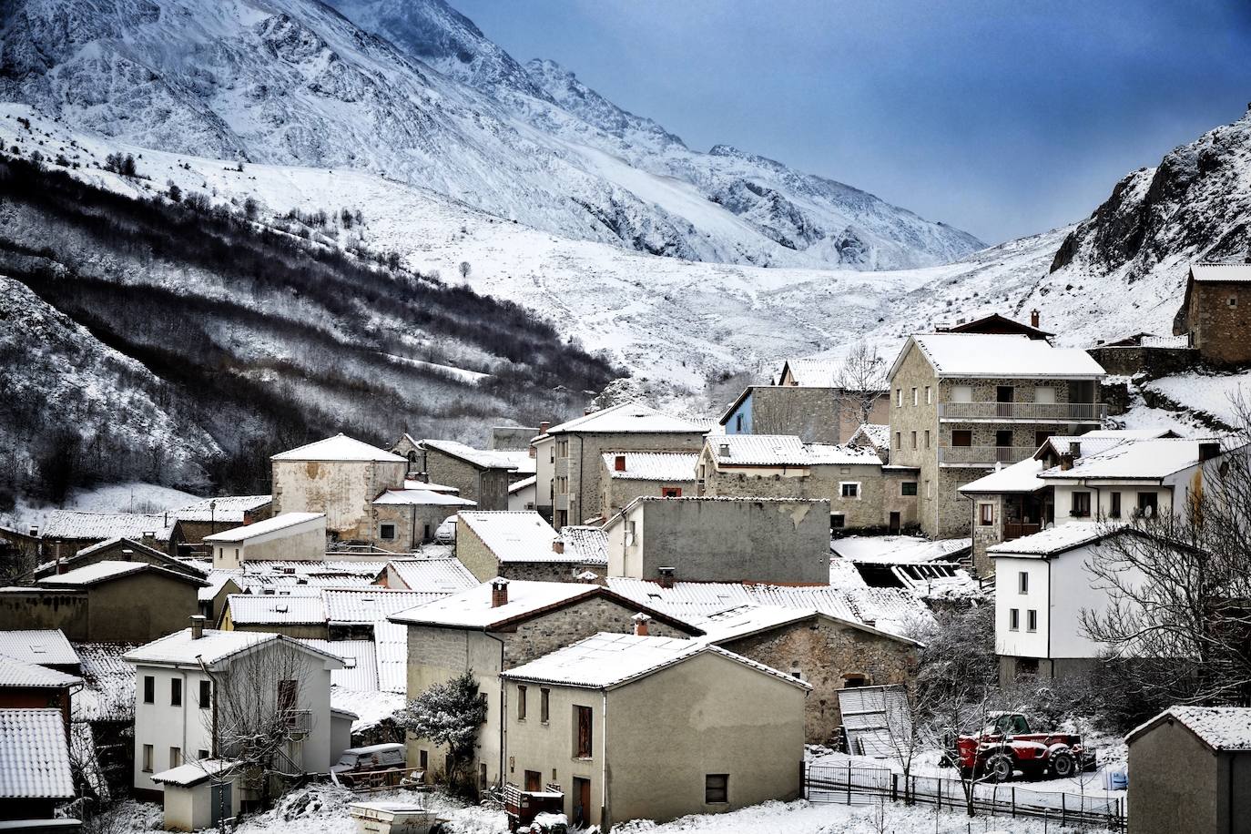 La región mantiene la alerta ante las fuertes rachas de viento y el riesgo de grandes nevadas y oleaje. Las rachas de viento alcanzaron los 131 kilómetros por hora en Leitariegos, y la boya del puerto de Gijón registró una ola de 8,43 metros