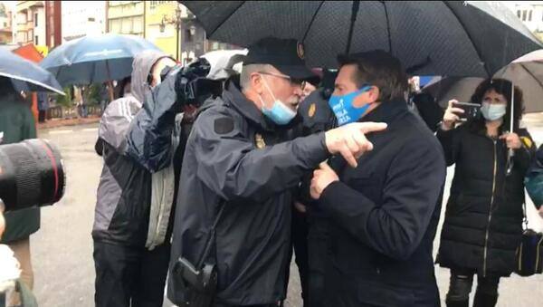 El polémico vídeo del enfrentamiento de la Policía con el presidente de la patronal hostelera