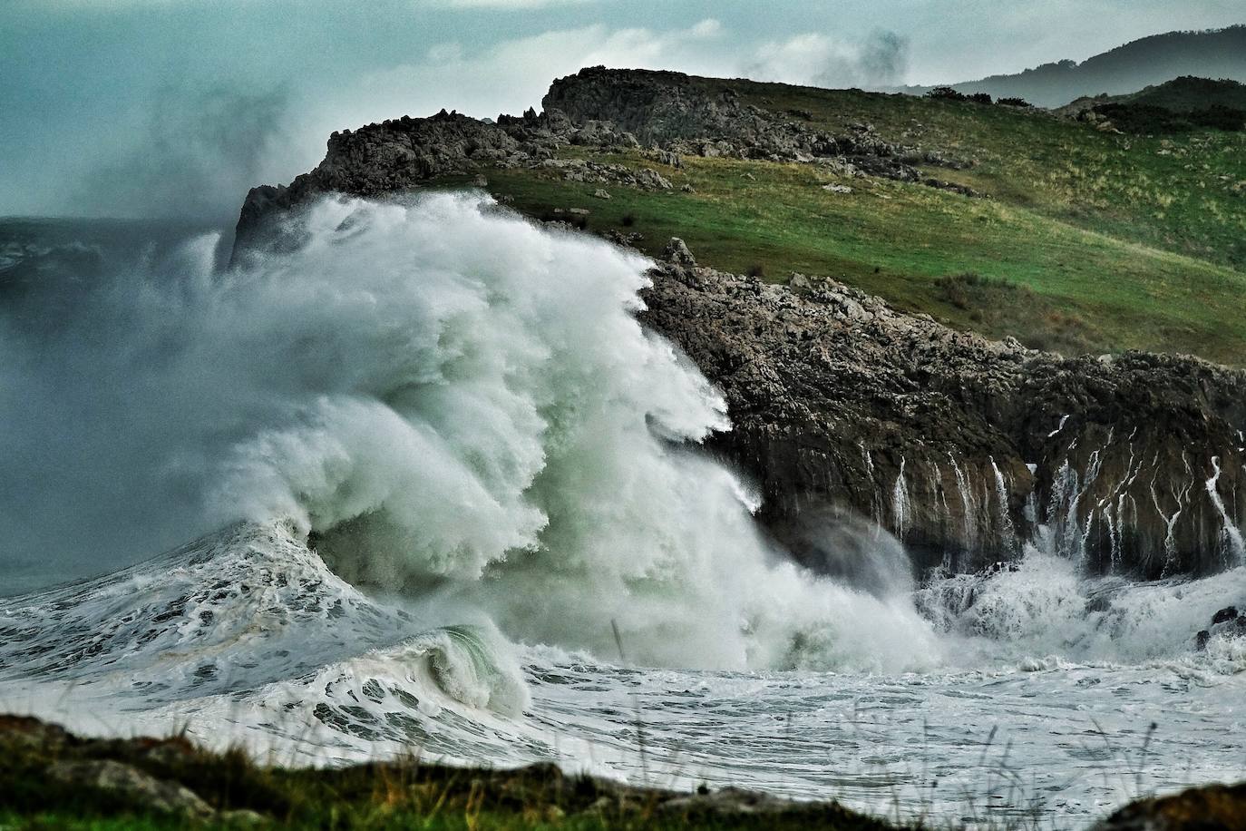 Copiosas nevadas, fuertes rachas de viento y oleaje en la primera borrasca invernal