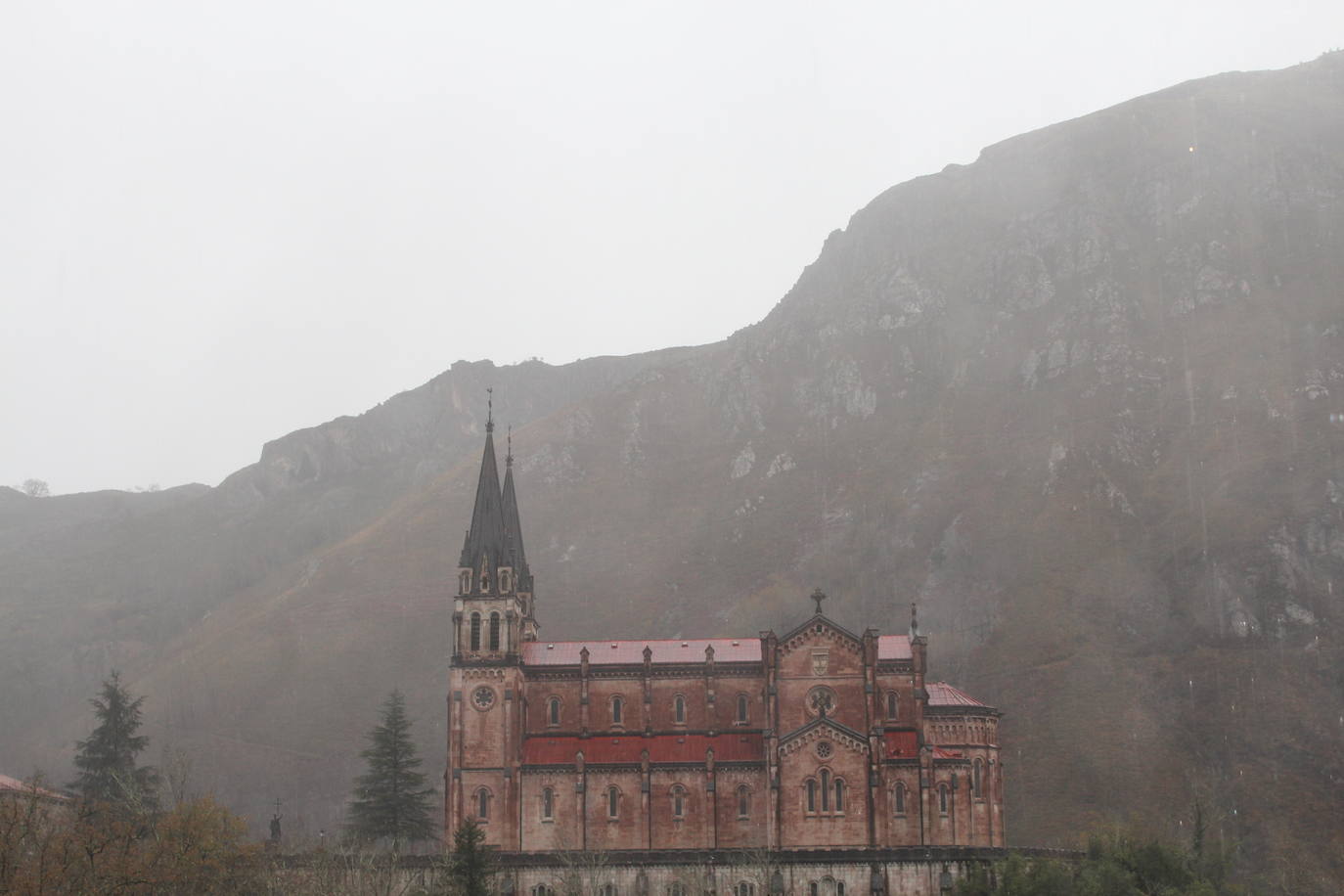Copiosas nevadas, fuertes rachas de viento y oleaje en la primera borrasca invernal