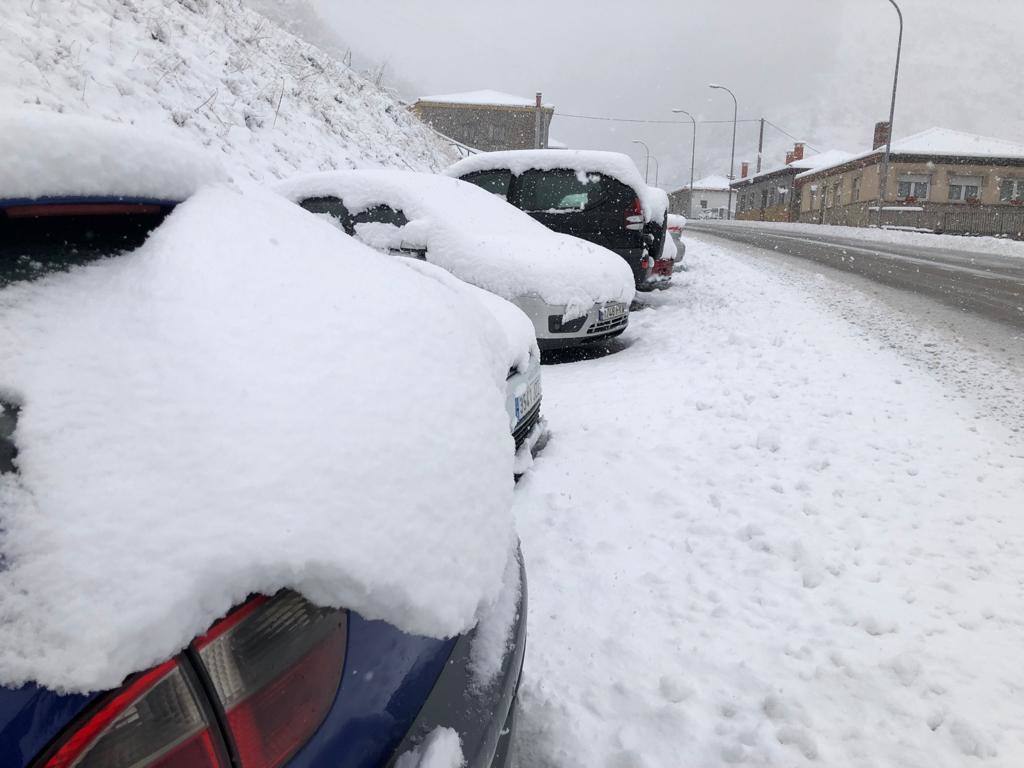 Copiosas nevadas, fuertes rachas de viento y oleaje en la primera borrasca invernal
