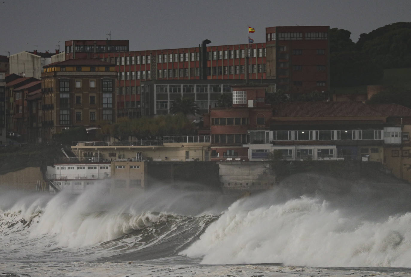 Copiosas nevadas, fuertes rachas de viento y oleaje en la primera borrasca invernal