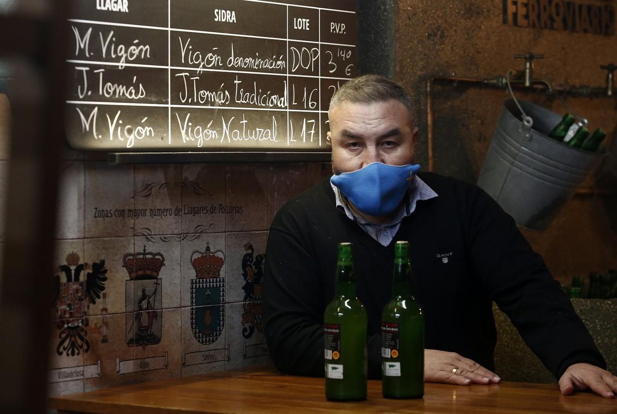 El presidente del Bulevar de la Sidra, Pedro Caramés, en su local de Gascona, La Finca. 