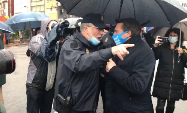 Un agente de la Policía Nacional discute con el presidente de Otea. 