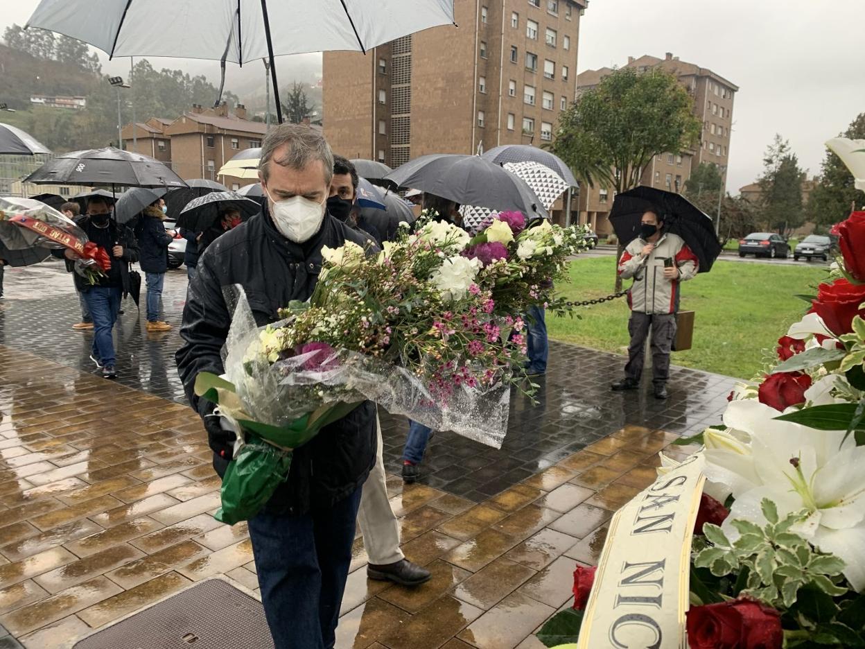 El presidente de Hunosa, Gregorio Rabanal, en la ofrenda floral al monumento a los mineros. 