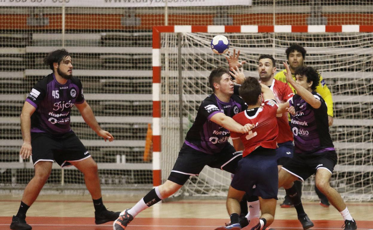 Palacio y Madrazo frenan a Marcos Méndez, con Cortina atento a la izquierda.