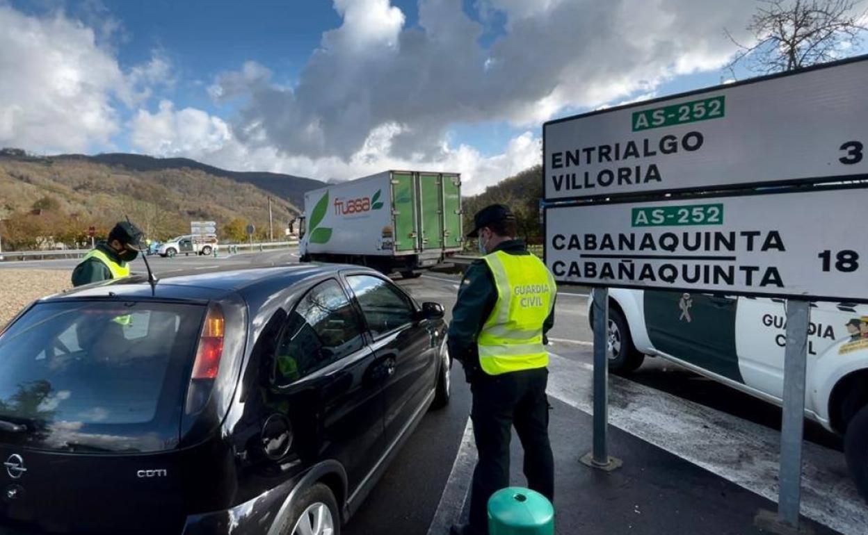 Dispositivo de la Guardia Civil para controlar el cumplimiento del cierre de la región.