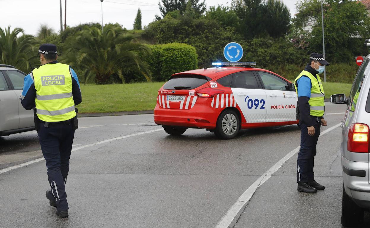 Control policial en una salida de Gijón.