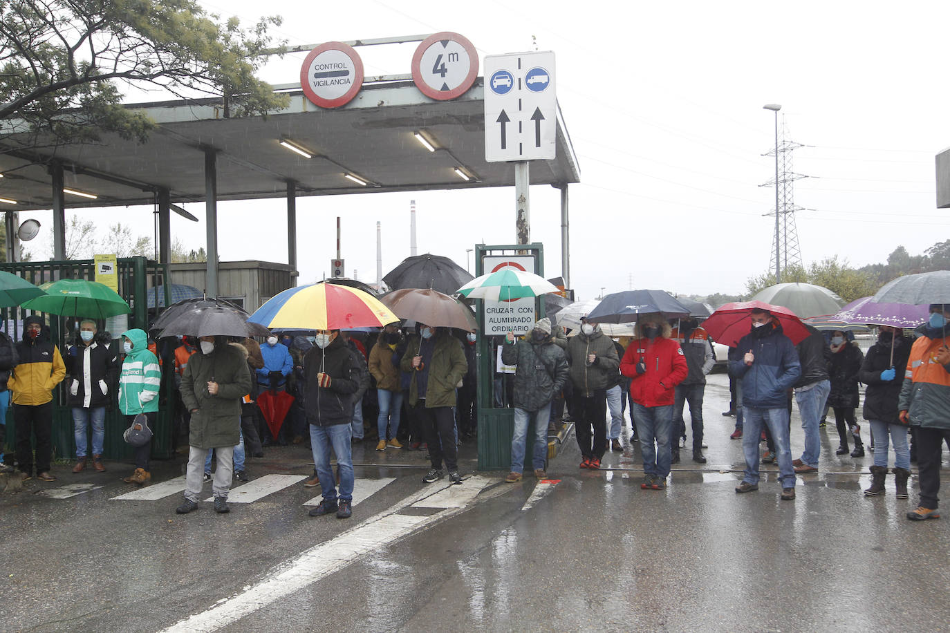 Los trabajadores reunidos hoy en Sotiello han aprobado mantener las concentraciones, de 13 a 15 horas lunes y martes, y el miércoles desplazarse tanto a Veriña como Sotiello, de 7 a 9 horas, y mostrar así sus discrepancias a los directivos. 