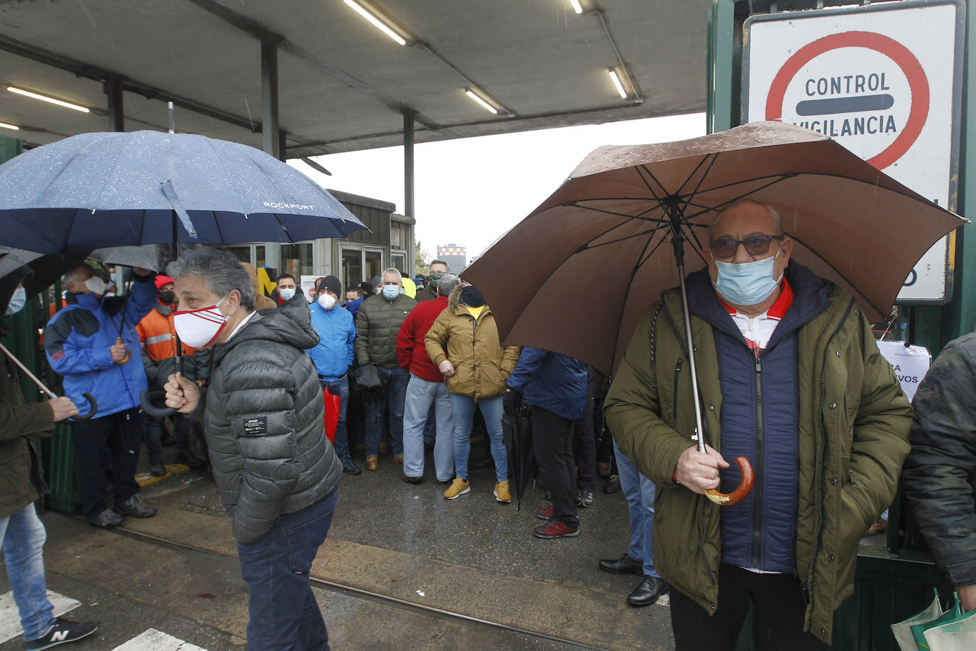 Los trabajadores reunidos hoy en Sotiello han aprobado mantener las concentraciones, de 13 a 15 horas lunes y martes, y el miércoles desplazarse tanto a Veriña como Sotiello, de 7 a 9 horas, y mostrar así sus discrepancias a los directivos. 